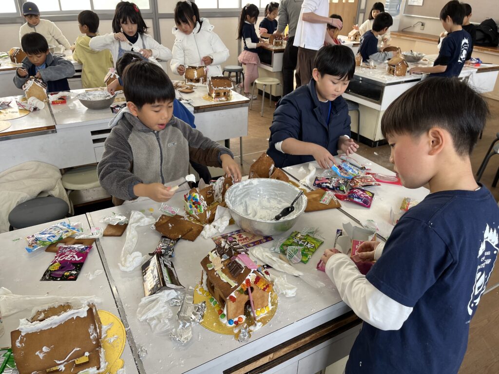 OWIS Osaka Winter Camp 2025 - making Ginger Bread Houses