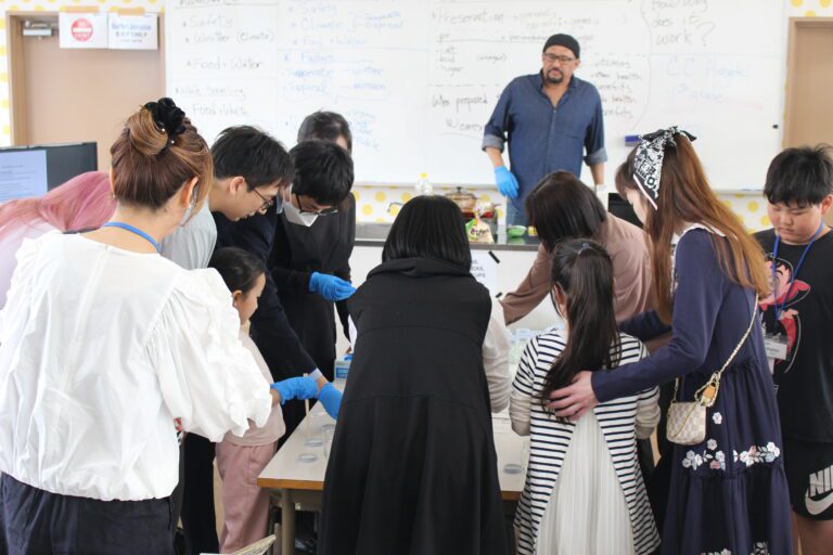 大阪一字国际学校的探究式学习体验/OWIS 体验日。孩子们参加活动，家长们了解 IB 课程的运作方式