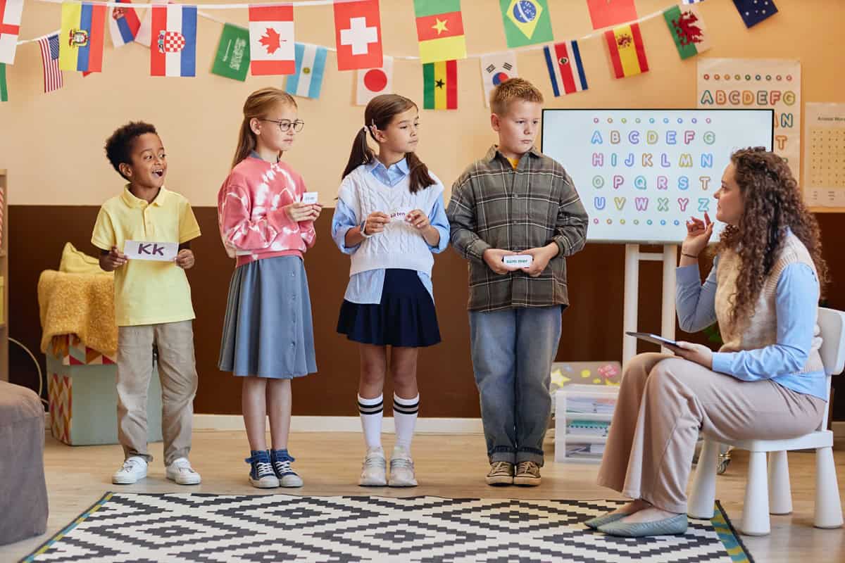 アルファベットのカードを手にした子供たち。