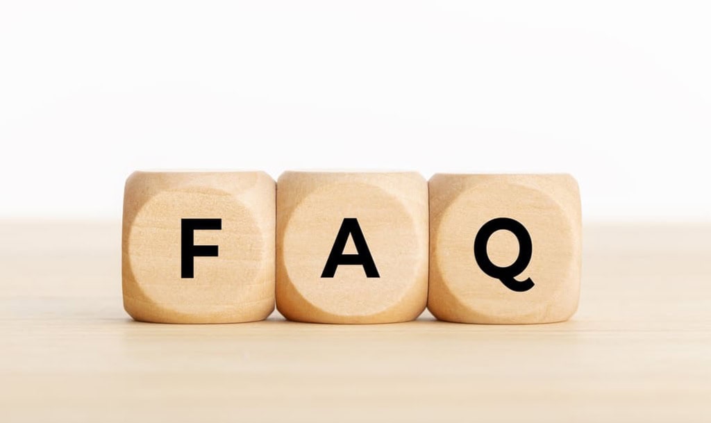 刻有“FAQ”字样的木块