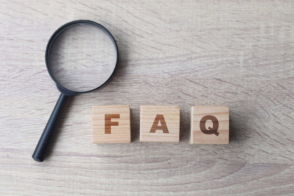 「FAQ」と書かれた積み木と虫眼鏡
