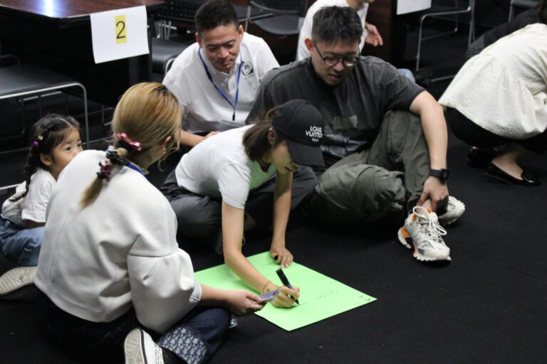 参加与可持续发展目标（SDGs）相关的OWIS体验日活动的家长