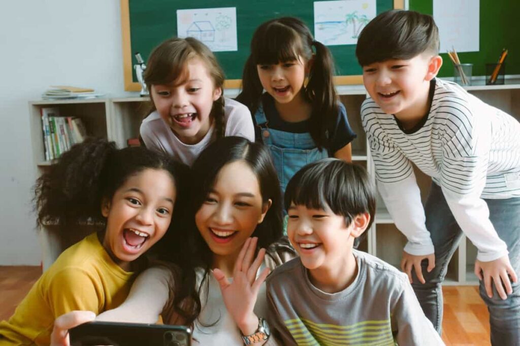 笑顔で集まる多国籍の小学生と先生