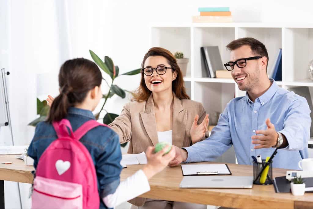 学校のスタッフと面談する子ども