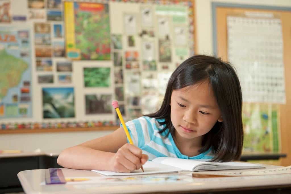 教室で勉強する小学生の女の子