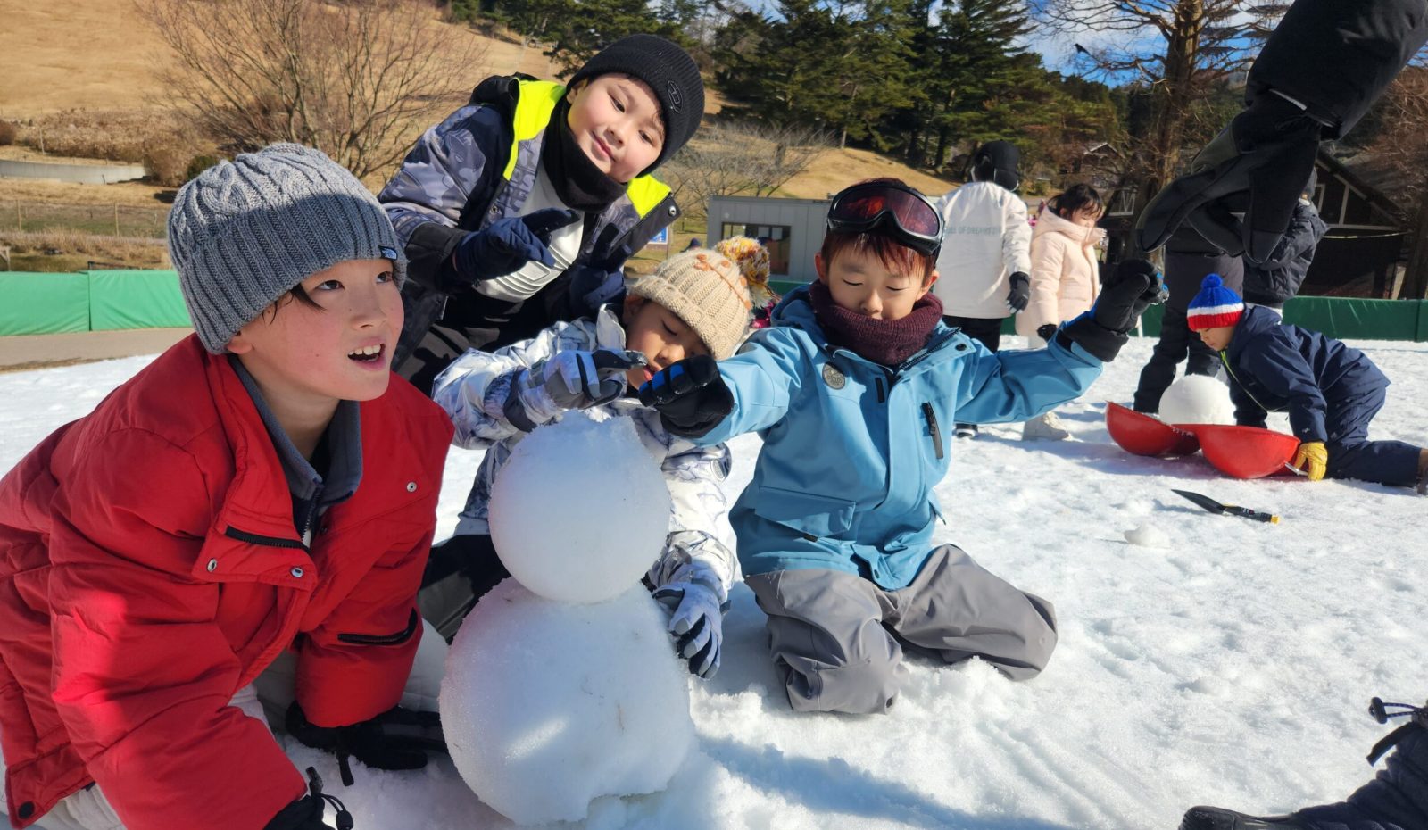 Outdoor Adventures at the OWIS Osaka Winter Camp – Such as sledging and building snowmen OWIS大阪冬季营的户外探险活动——例如雪橇滑行和堆雪人