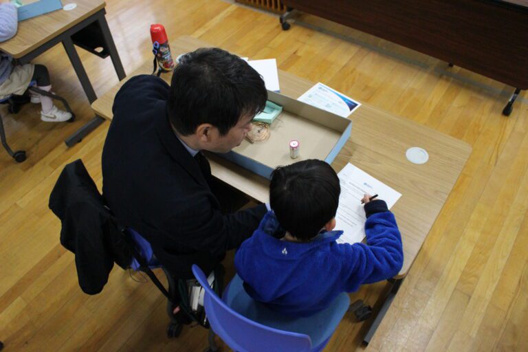 Inquiry-Based Learning Experience / OWIS Experience Day at One Word International School Osaka. Children participating in activities and parents learning how the IB curriculum works