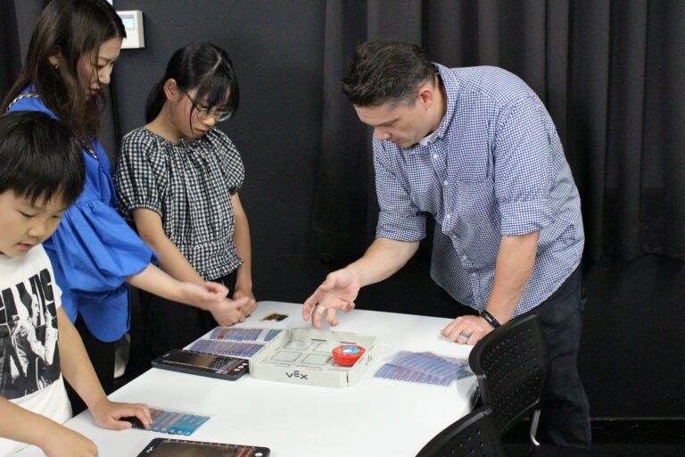 Inquiry-Based Learning Experience / OWIS Experience Day at One Word International School Osaka. Children participating in activities and parents learning how the IB curriculum works