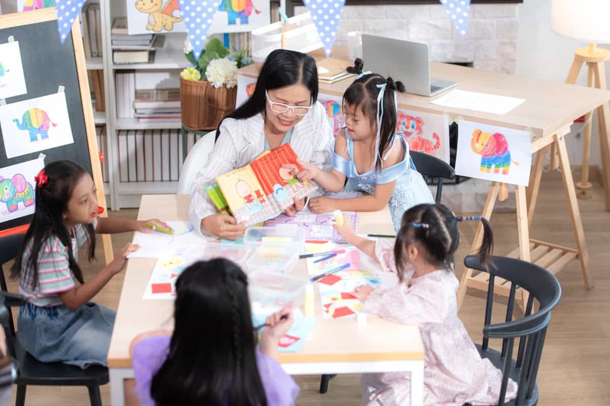 Children enjoying English in the classroom 教室で英語を楽しむ子どもたち