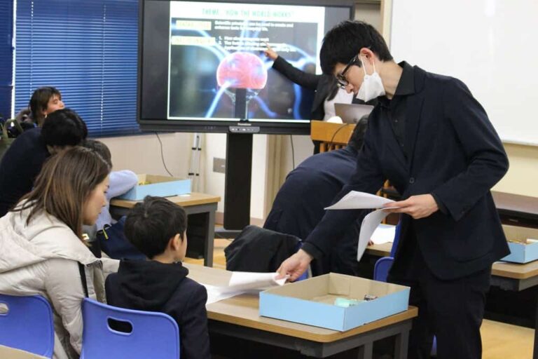 Inquiry-Based Learning Experience / OWIS Experience Day at One Word International School Osaka. Children participating in activities and parents learning how the IB curriculum works