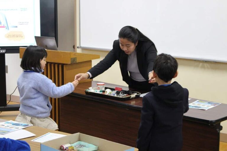 Inquiry-Based Learning Experience / OWIS Experience Day at One Word International School Osaka. Children participating in activities and parents learning how the IB curriculum works