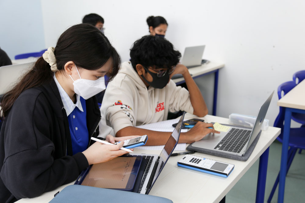 Students in IBDP at OWIS Nanyang using technology devices | Leading International School for IB Diploma Programme in Singapore