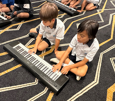 Primary School students learning music | OWIS Suntec | International School in CBD of Singapore