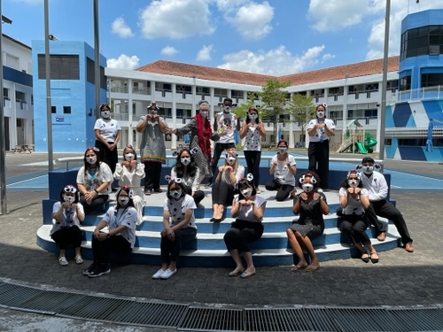 60778d8cfb51cc229636e96c_OWIS Team Book Day-p-500